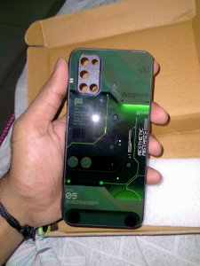 I received the phone cover today. The packaging was good and the delivery was on time, so no complaints there. However, I’m quite disappointed with the quality of the tempered glass. 