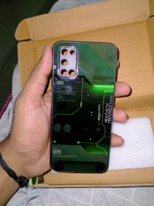 I received the phone cover today. The packaging was good and the delivery was on time, so no complaints there. However, I’m quite disappointed with the quality of the tempered glass. 