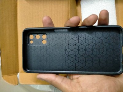 I received the phone cover today. The packaging was good and the delivery was on time, so no complaints there. However, I’m quite disappointed with the quality of the tempered glass. 