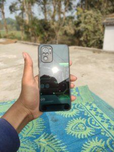 Product very good quality Design kaafi premium aur unique lagta hai, grip comfortable hai aur daily use mein phone ko scratches se achhi protection mil jaati hai. Sirf itna hai ki glossy surface par thode fingerprints aa jaate hain, lekin overall look, feel aur quality dekhkar main is cover ko definitely recommend karunga